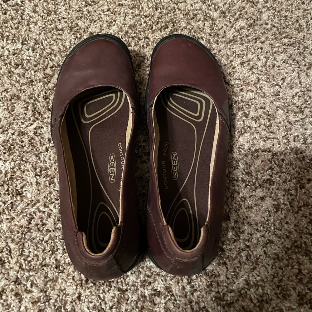Keen dark brown flats!